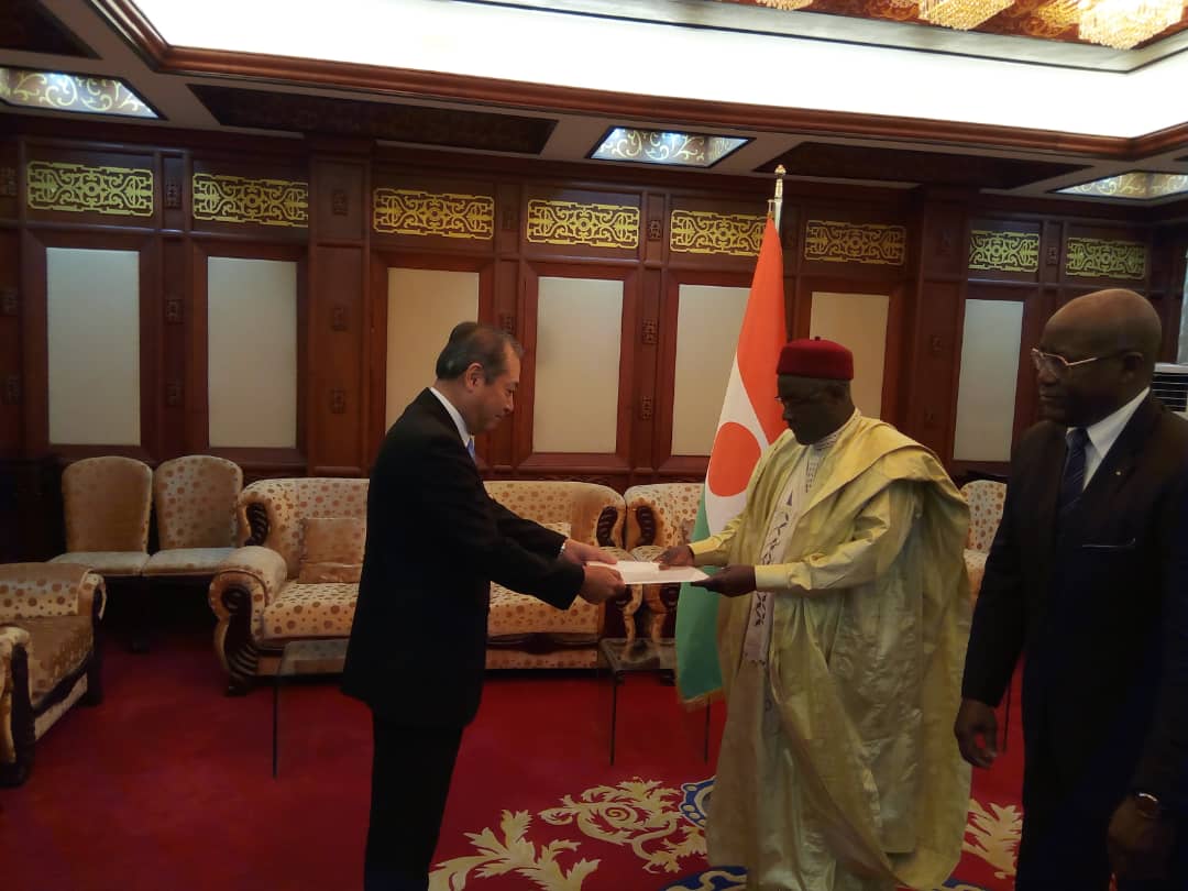 Le Ministre recevant les lettres de créance de SE HIDEAKI KURAMITSU